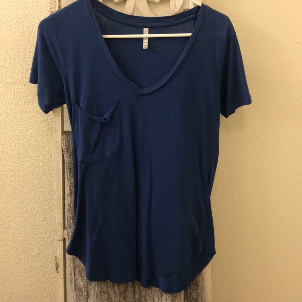 Z supply V-neck T-shirt.